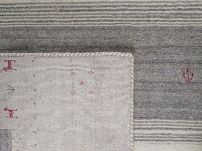 Moderner, Handloom Lori Gabbeh Orientteppich von Khademi aus Wolle mit Bambusseide, cremeweiß, grau, mehrfarbig. Geometrisches Nomaden-Design. Produziert in Indien. Größe: 240x174cm. Teppichnummer: KB4-1814. Verkauf durch Jupiter Intl.