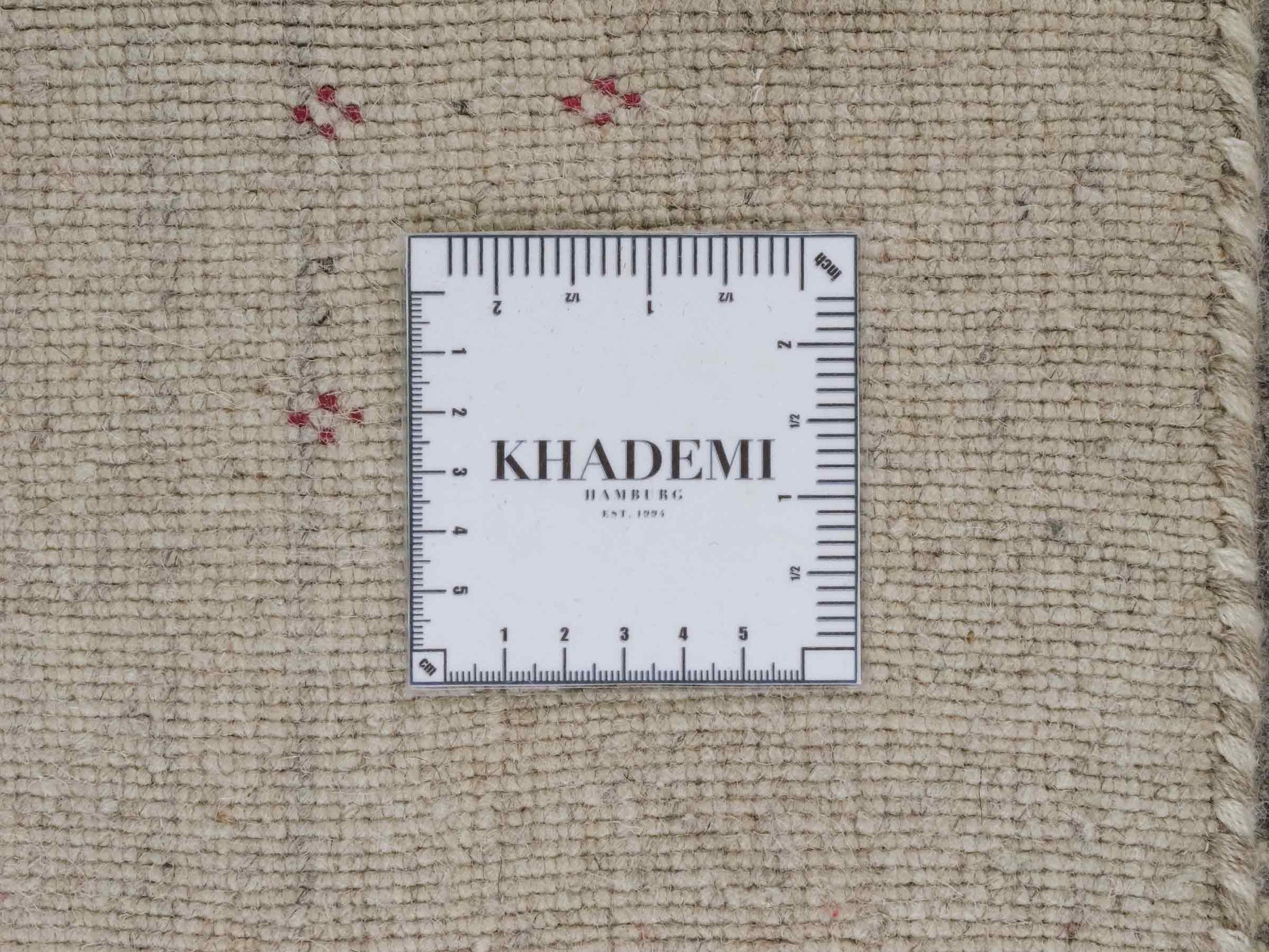 Moderner, Handloom Lori Gabbeh Orientteppich von Khademi aus Wolle mit Bambusseide, cremeweiß, grau, mehrfarbig. Geometrisches Nomaden-Design. Produziert in Indien. Größe: 240x174cm. Teppichnummer: KB4-1814. Verkauf durch Jupiter Intl.