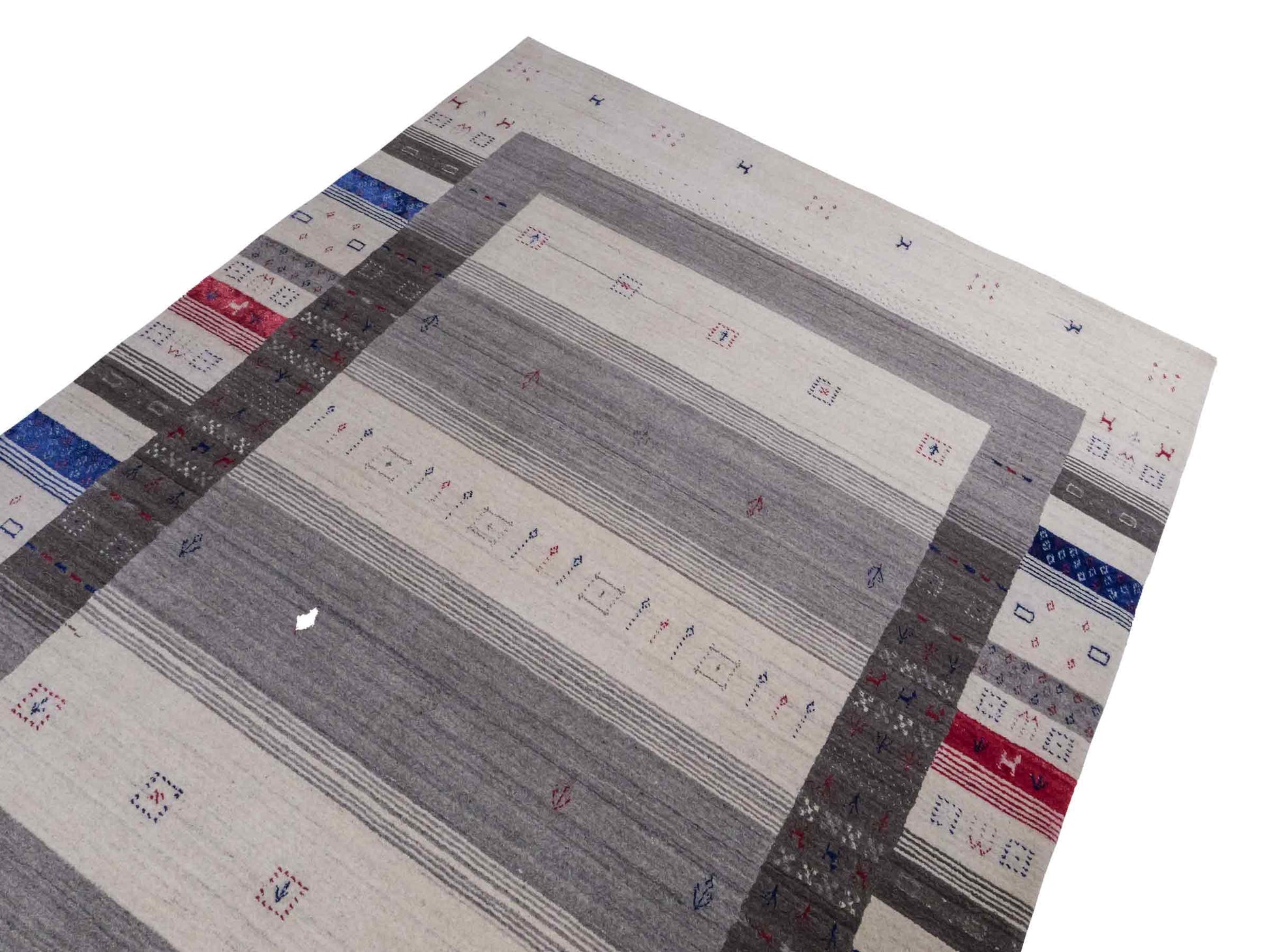 Moderner, Handloom Lori Gabbeh Orientteppich von Khademi aus Wolle mit Bambusseide, cremeweiß, grau, mehrfarbig. Geometrisches Nomaden-Design. Produziert in Indien. Größe: 240x174cm. Teppichnummer: KB4-1814. Verkauf durch Jupiter Intl.