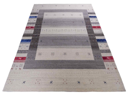 Moderner, Handloom Lori Gabbeh Orientteppich von Khademi aus Wolle mit Bambusseide, cremeweiß, grau, mehrfarbig. Geometrisches Nomaden-Design. Produziert in Indien. Größe: 240x174cm. Teppichnummer: KB4-1814. Verkauf durch Jupiter Intl.