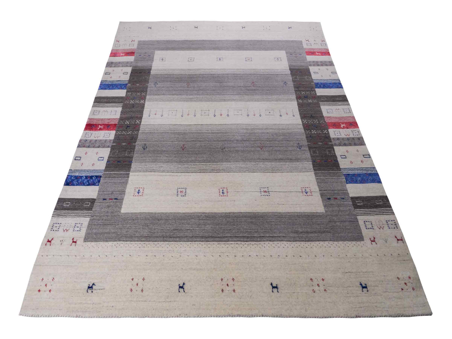 Moderner, Handloom Lori Gabbeh Orientteppich von Khademi aus Wolle mit Bambusseide, cremeweiß, grau, mehrfarbig. Geometrisches Nomaden-Design. Produziert in Indien. Größe: 240x174cm. Teppichnummer: KB4-1814. Verkauf durch Jupiter Intl.