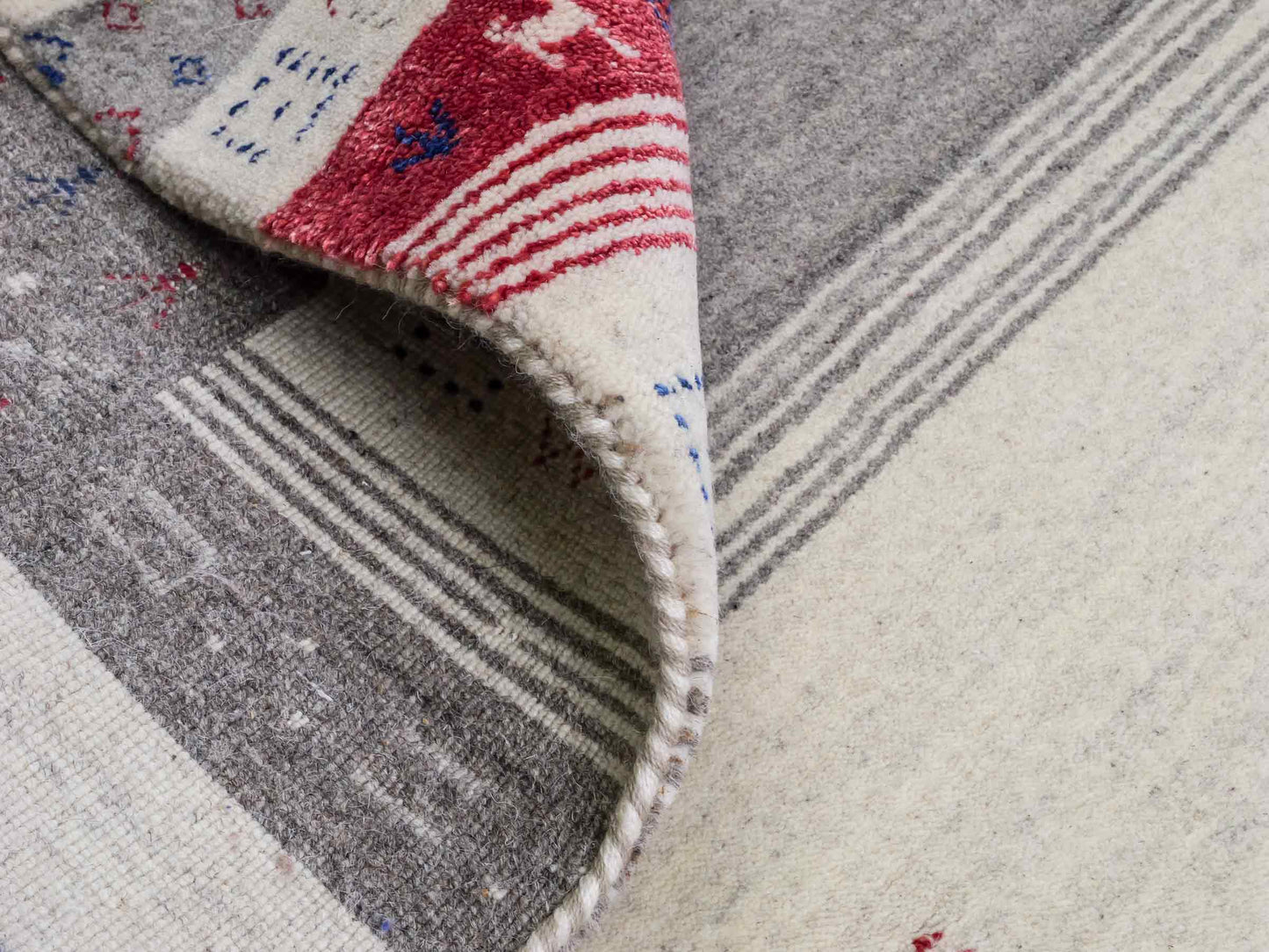 Moderner, Handloom Lori Gabbeh Orientteppich von Khademi aus Wolle mit Bambusseide, cremeweiß, grau, mehrfarbig. Geometrisches Nomaden-Design. Produziert in Indien. Größe: 240x174cm. Teppichnummer: KB4-1814. Verkauf durch Jupiter Intl.