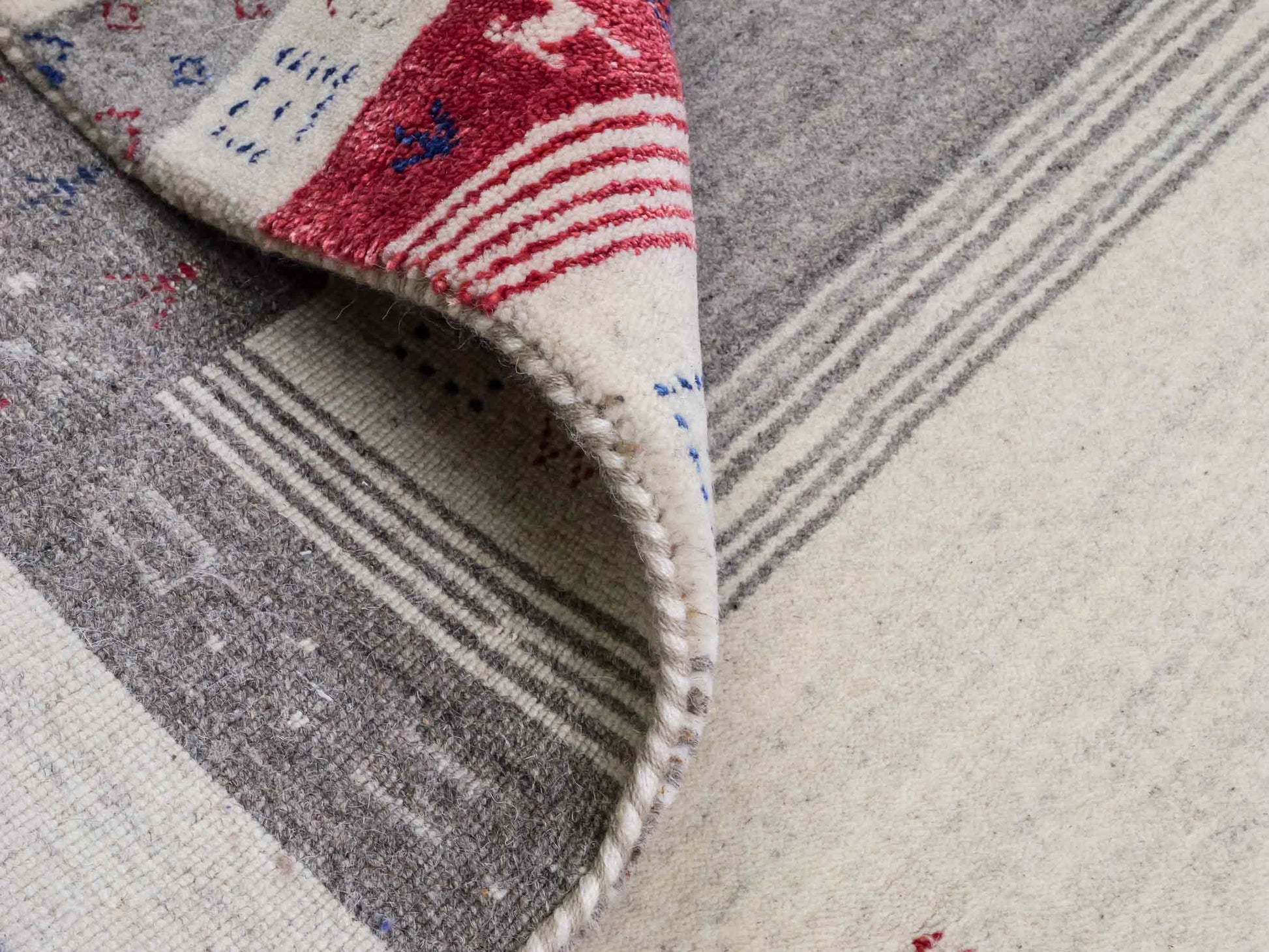 Moderner, Handloom Lori Gabbeh Orientteppich von Khademi aus Wolle mit Bambusseide, cremeweiß, grau, mehrfarbig. Geometrisches Nomaden-Design. Produziert in Indien. Größe: 240x174cm. Teppichnummer: KB4-1814. Verkauf durch Jupiter Intl.