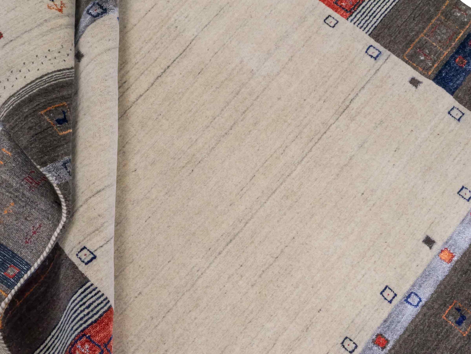 Moderner, Handloom Lori Gabbeh Orientteppich von Khademi aus Wolle mit Bambusseide, cremeweiß, grau, rot, blau. Nomaden-Design. Produziert in Indien. Größe: 240x174cm. Teppichnummer: KB4-1807. Verkauf durch Jupiter Intl.