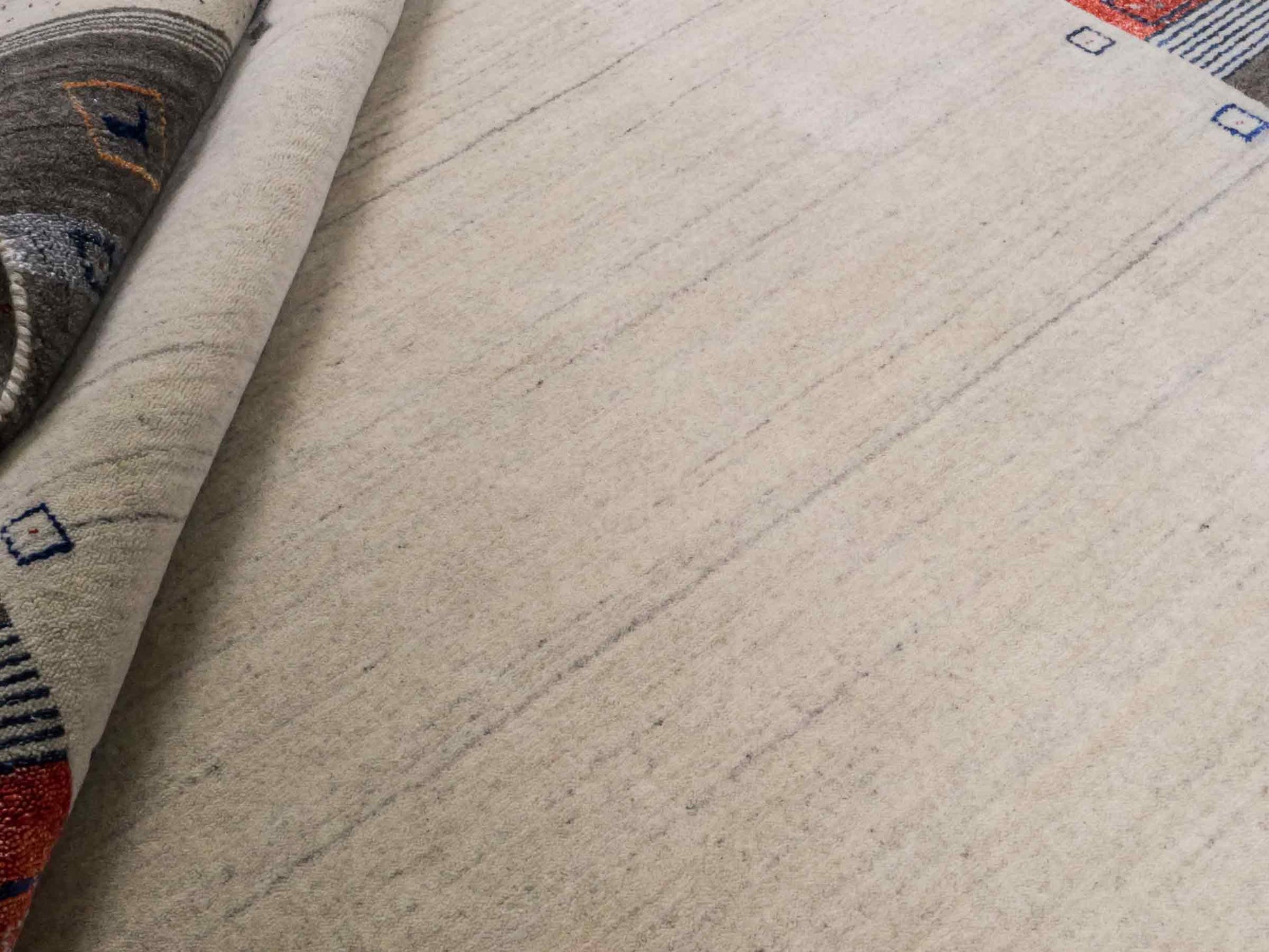 Moderner, Handloom Lori Gabbeh Orientteppich von Khademi aus Wolle mit Bambusseide, cremeweiß, grau, rot, blau. Nomaden-Design. Produziert in Indien. Größe: 240x174cm. Teppichnummer: KB4-1807. Verkauf durch Jupiter Intl.