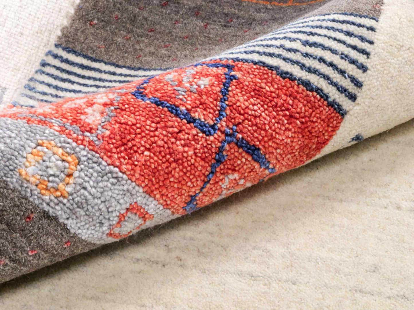 Moderner, Handloom Lori Gabbeh Orientteppich von Khademi aus Wolle mit Bambusseide, cremeweiß, grau, rot, blau. Nomaden-Design. Produziert in Indien. Größe: 240x174cm. Teppichnummer: KB4-1807. Verkauf durch Jupiter Intl.