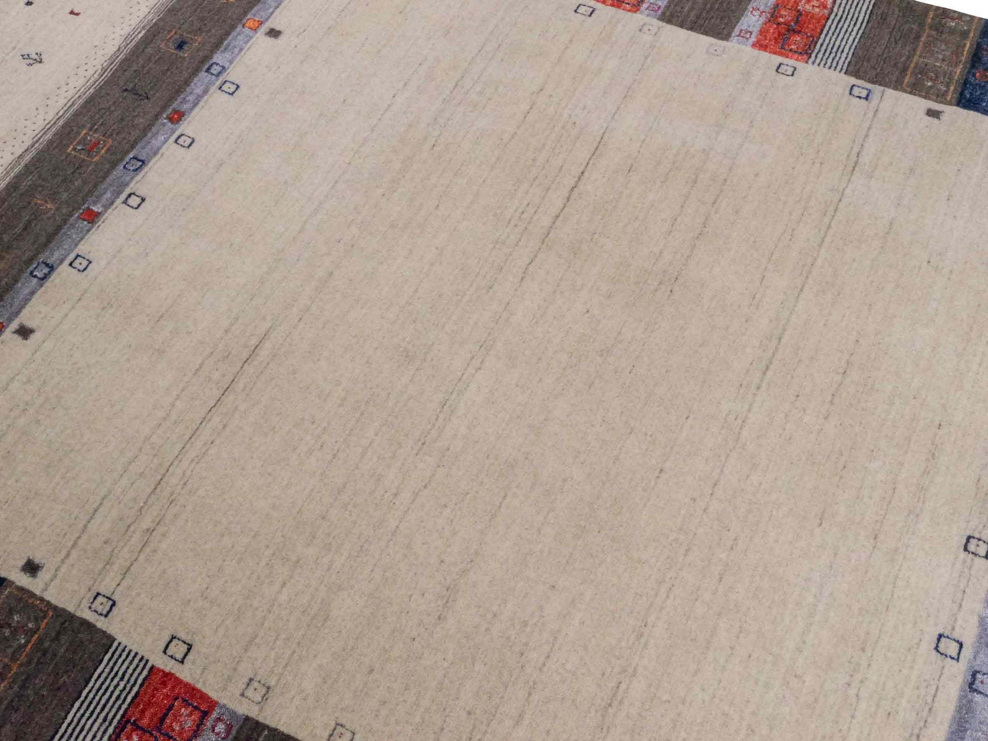 Moderner, Handloom Lori Gabbeh Orientteppich von Khademi aus Wolle mit Bambusseide, cremeweiß, grau, rot, blau. Nomaden-Design. Produziert in Indien. Größe: 240x174cm. Teppichnummer: KB4-1807. Verkauf durch Jupiter Intl.