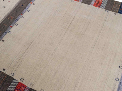 Moderner, Handloom Lori Gabbeh Orientteppich von Khademi aus Wolle mit Bambusseide, cremeweiß, grau, rot, blau. Nomaden-Design. Produziert in Indien. Größe: 240x174cm. Teppichnummer: KB4-1807. Verkauf durch Jupiter Intl.