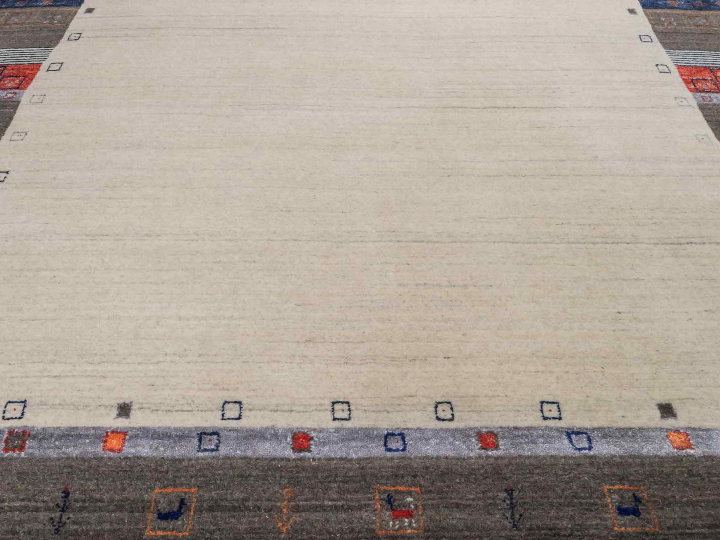 Moderner, Handloom Lori Gabbeh Orientteppich von Khademi aus Wolle mit Bambusseide, cremeweiß, grau, rot, blau. Nomaden-Design. Produziert in Indien. Größe: 240x174cm. Teppichnummer: KB4-1807. Verkauf durch Jupiter Intl.