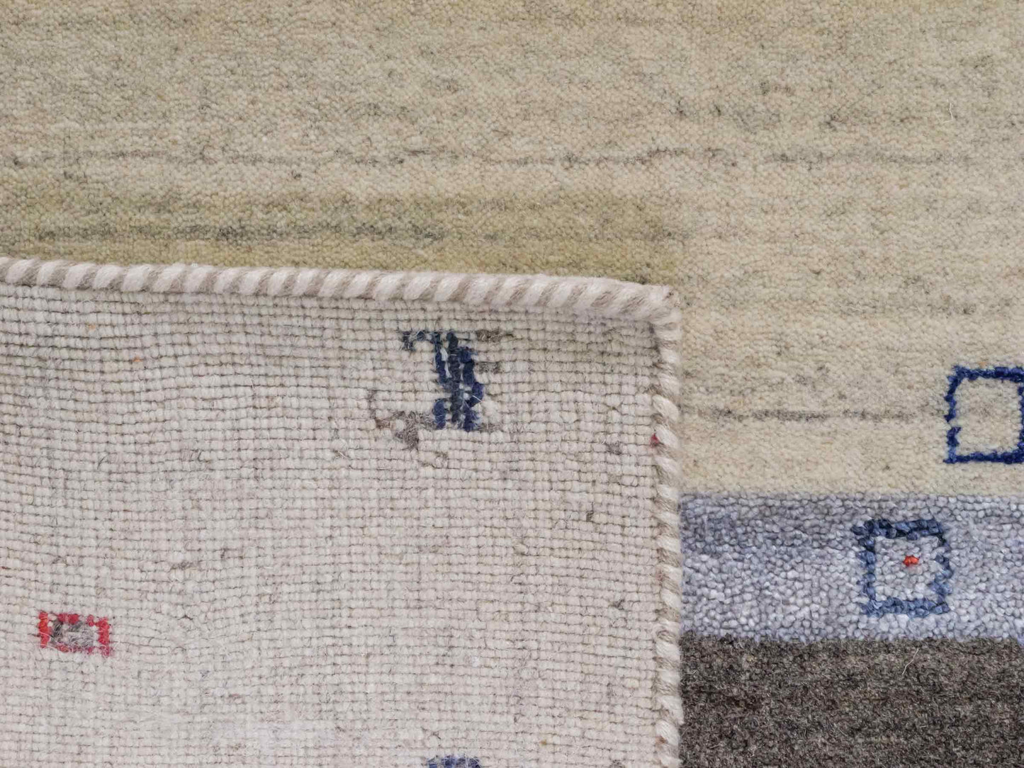 Moderner, Handloom Lori Gabbeh Orientteppich von Khademi aus Wolle mit Bambusseide, cremeweiß, grau, rot, blau. Nomaden-Design. Produziert in Indien. Größe: 240x174cm. Teppichnummer: KB4-1807. Verkauf durch Jupiter Intl.