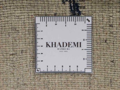 Moderner, Handloom Lori Gabbeh Orientteppich von Khademi aus Wolle mit Bambusseide, cremeweiß, grau, rot, blau. Nomaden-Design. Produziert in Indien. Größe: 240x174cm. Teppichnummer: KB4-1807. Verkauf durch Jupiter Intl.