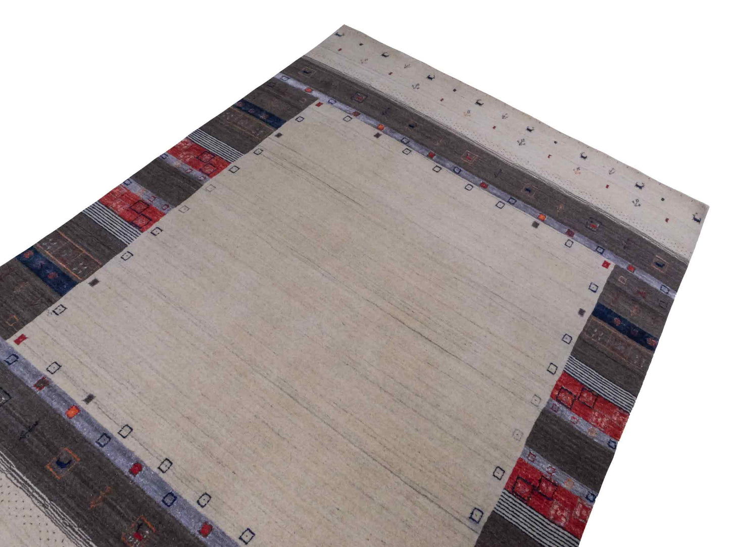 Moderner, Handloom Lori Gabbeh Orientteppich von Khademi aus Wolle mit Bambusseide, cremeweiß, grau, rot, blau. Nomaden-Design. Produziert in Indien. Größe: 240x174cm. Teppichnummer: KB4-1807. Verkauf durch Jupiter Intl.