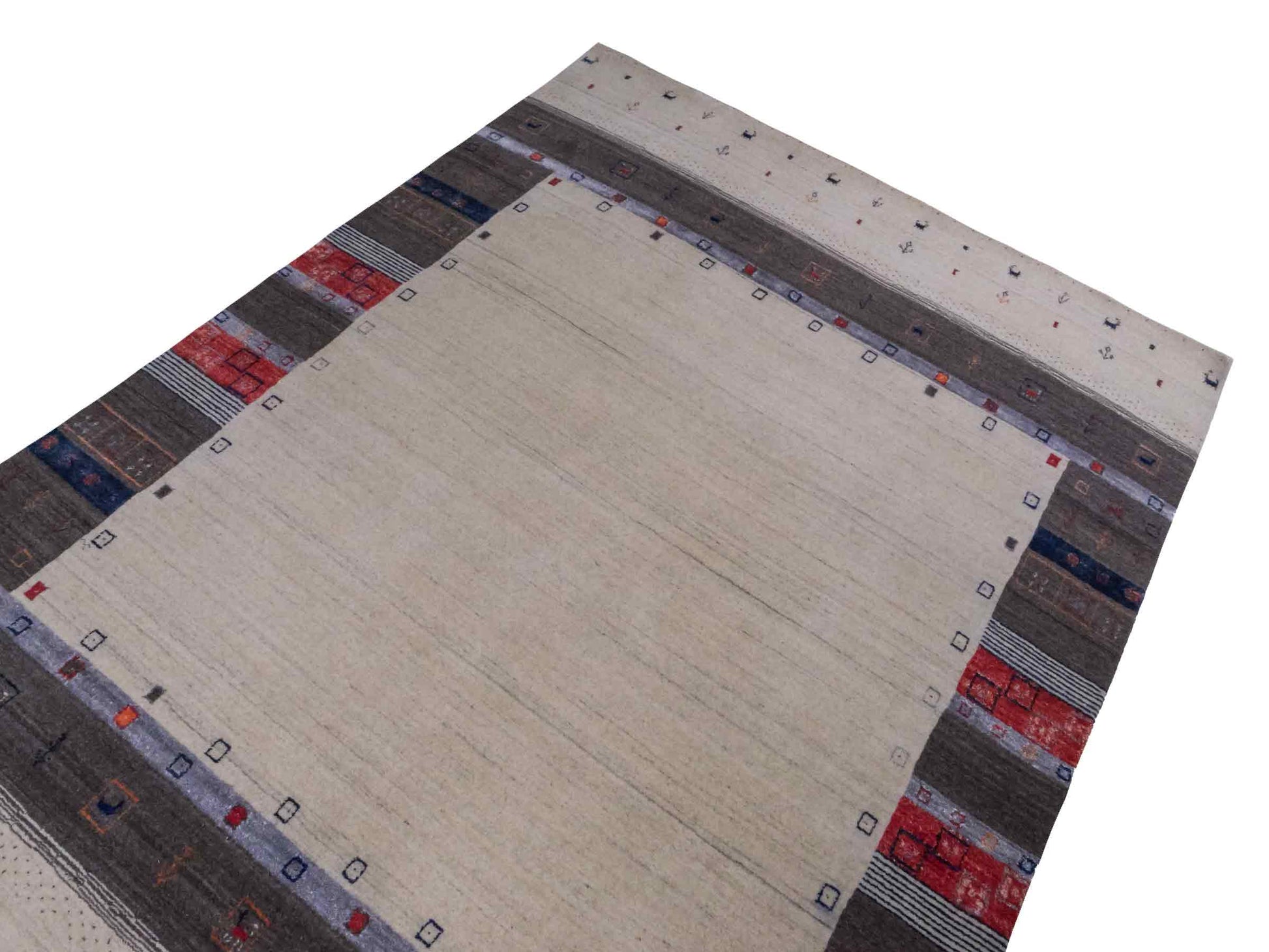 Moderner, Handloom Lori Gabbeh Orientteppich von Khademi aus Wolle mit Bambusseide, cremeweiß, grau, rot, blau. Nomaden-Design. Produziert in Indien. Größe: 240x174cm. Teppichnummer: KB4-1807. Verkauf durch Jupiter Intl.