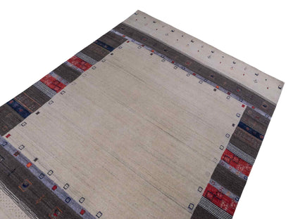 Moderner, Handloom Lori Gabbeh Orientteppich von Khademi aus Wolle mit Bambusseide, cremeweiß, grau, rot, blau. Nomaden-Design. Produziert in Indien. Größe: 240x174cm. Teppichnummer: KB4-1807. Verkauf durch Jupiter Intl.