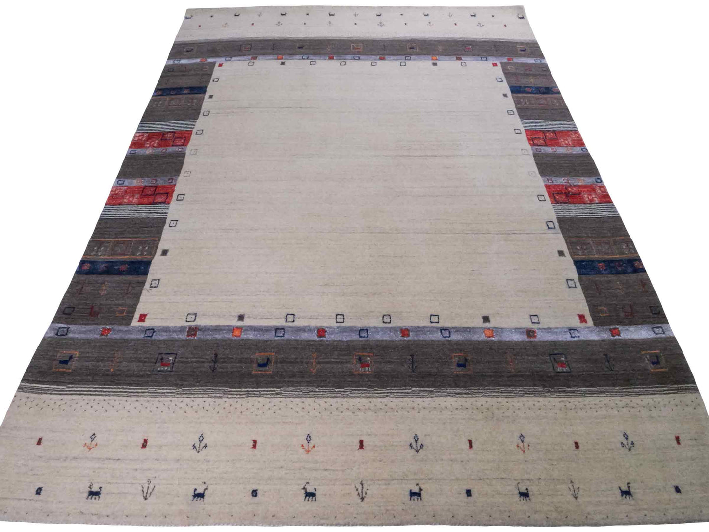 Moderner, Handloom Lori Gabbeh Orientteppich von Khademi aus Wolle mit Bambusseide, cremeweiß, grau, rot, blau. Nomaden-Design. Produziert in Indien. Größe: 240x174cm. Teppichnummer: KB4-1807. Verkauf durch Jupiter Intl.