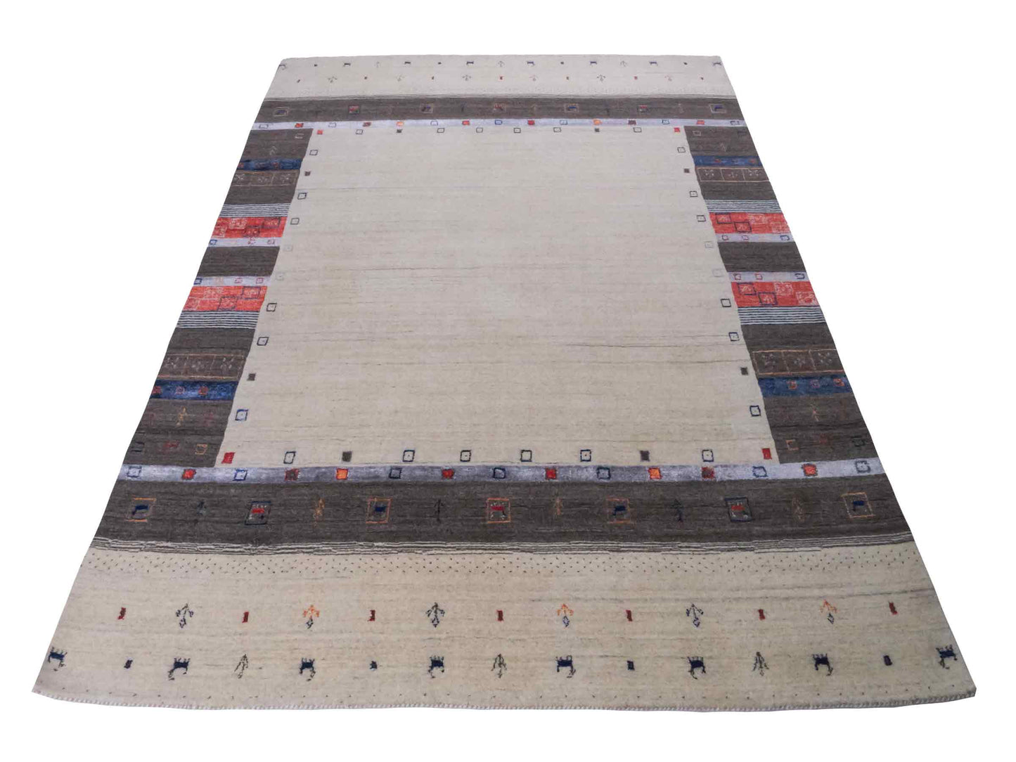 Moderner, Handloom Lori Gabbeh Orientteppich von Khademi aus Wolle mit Bambusseide, cremeweiß, grau, rot, blau. Nomaden-Design. Produziert in Indien. Größe: 240x174cm. Teppichnummer: KB4-1807. Verkauf durch Jupiter Intl.