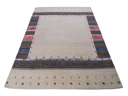 Moderner, Handloom Lori Gabbeh Orientteppich von Khademi aus Wolle mit Bambusseide, cremeweiß, grau, rot, blau. Nomaden-Design. Produziert in Indien. Größe: 240x174cm. Teppichnummer: KB4-1807. Verkauf durch Jupiter Intl.