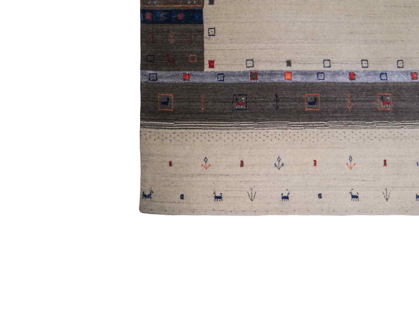 Moderner, Handloom Lori Gabbeh Orientteppich von Khademi aus Wolle mit Bambusseide, cremeweiß, grau, rot, blau. Nomaden-Design. Produziert in Indien. Größe: 240x174cm. Teppichnummer: KB4-1807. Verkauf durch Jupiter Intl.