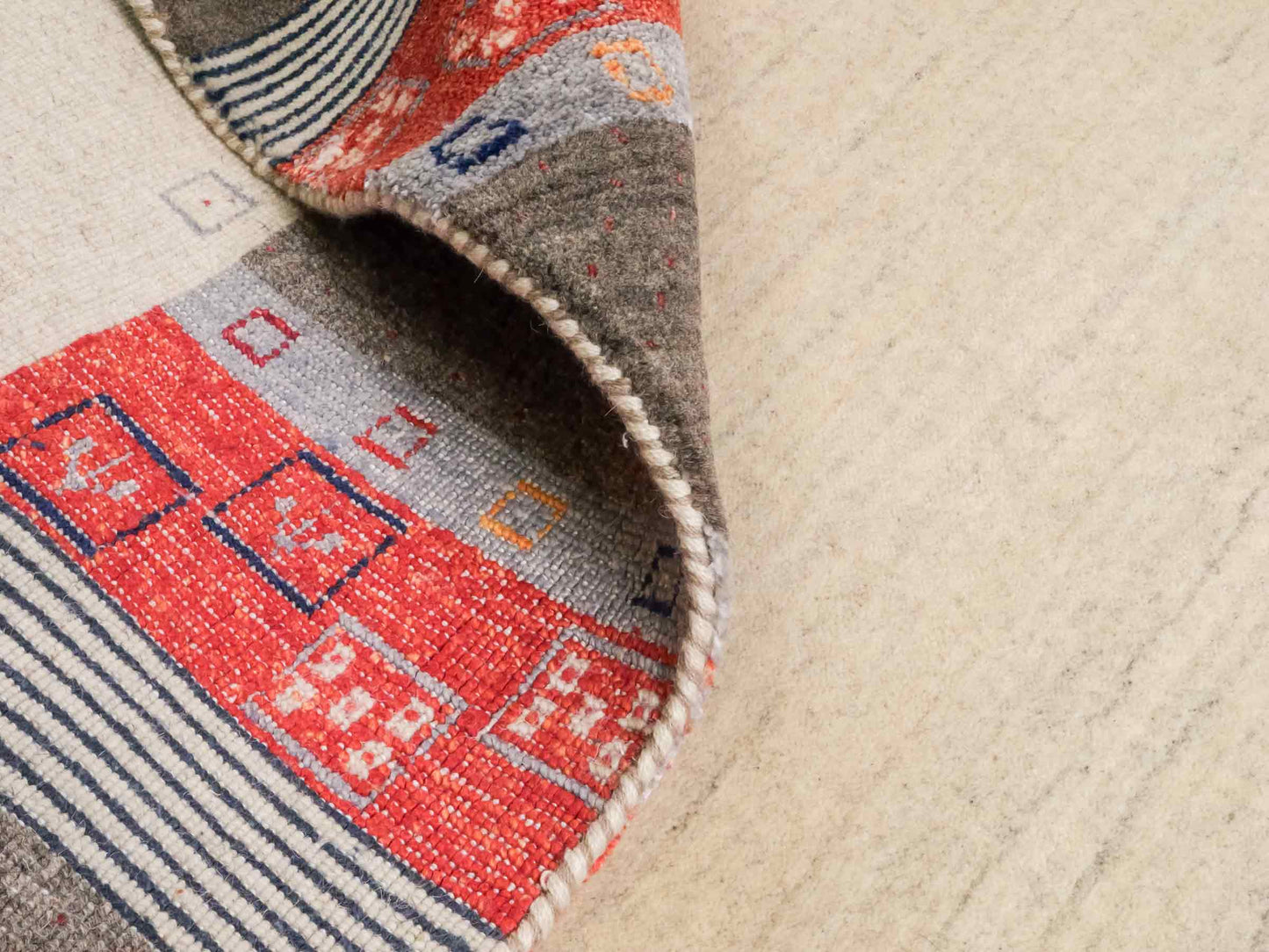 Moderner, Handloom Lori Gabbeh Orientteppich von Khademi aus Wolle mit Bambusseide, cremeweiß, grau, rot, blau. Nomaden-Design. Produziert in Indien. Größe: 240x174cm. Teppichnummer: KB4-1807. Verkauf durch Jupiter Intl.