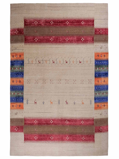 Moderner, Handloom Lori Gabbeh Orientteppich von Khademi aus Wolle mit Bambusseide, cremeweiß, beige, mehrfarbig. Nomaden-Design. Produziert in Indien. Größe: 240x175cm. Teppichnummer: KB4-1822. Verkauf durch Jupiter Intl.