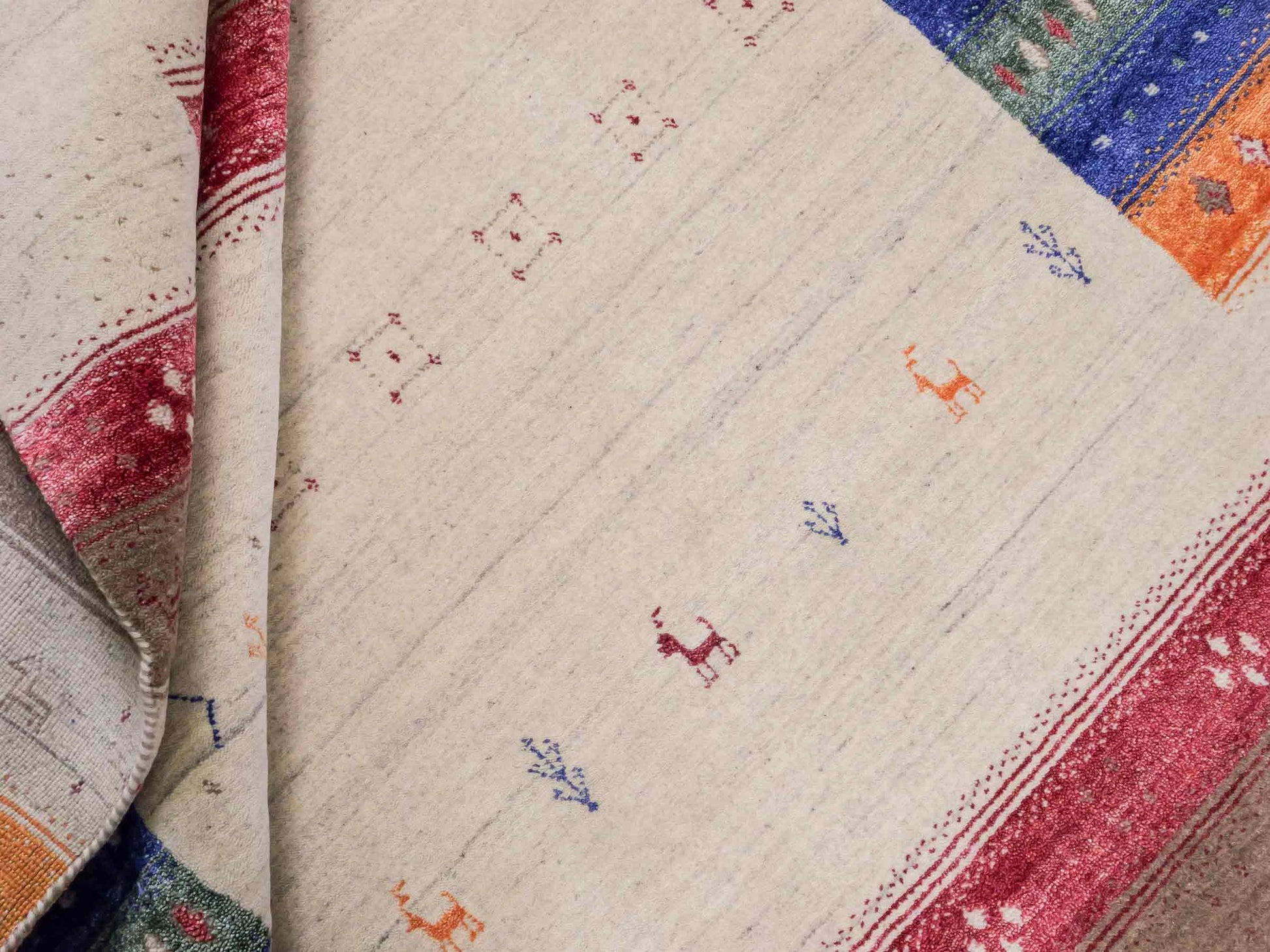 Moderner, Handloom Lori Gabbeh Orientteppich von Khademi aus Wolle mit Bambusseide, cremeweiß, beige, mehrfarbig. Nomaden-Design. Produziert in Indien. Größe: 240x175cm. Teppichnummer: KB4-1822. Verkauf durch Jupiter Intl.