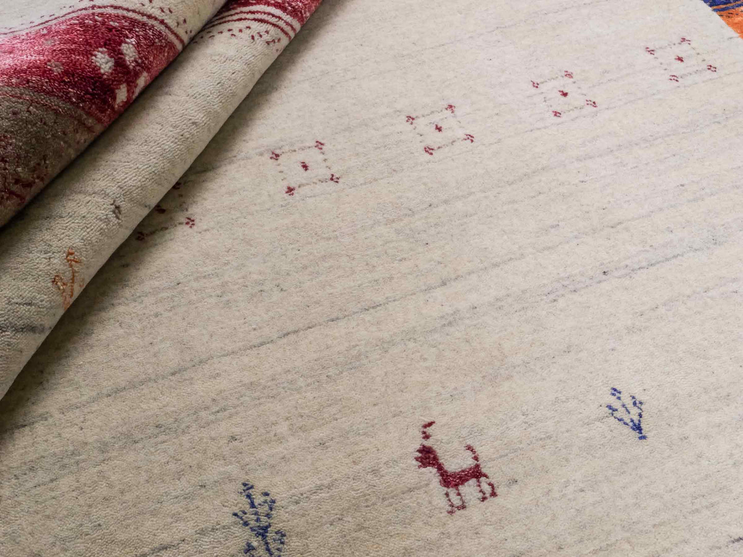 Moderner, Handloom Lori Gabbeh Orientteppich von Khademi aus Wolle mit Bambusseide, cremeweiß, beige, mehrfarbig. Nomaden-Design. Produziert in Indien. Größe: 240x175cm. Teppichnummer: KB4-1822. Verkauf durch Jupiter Intl.