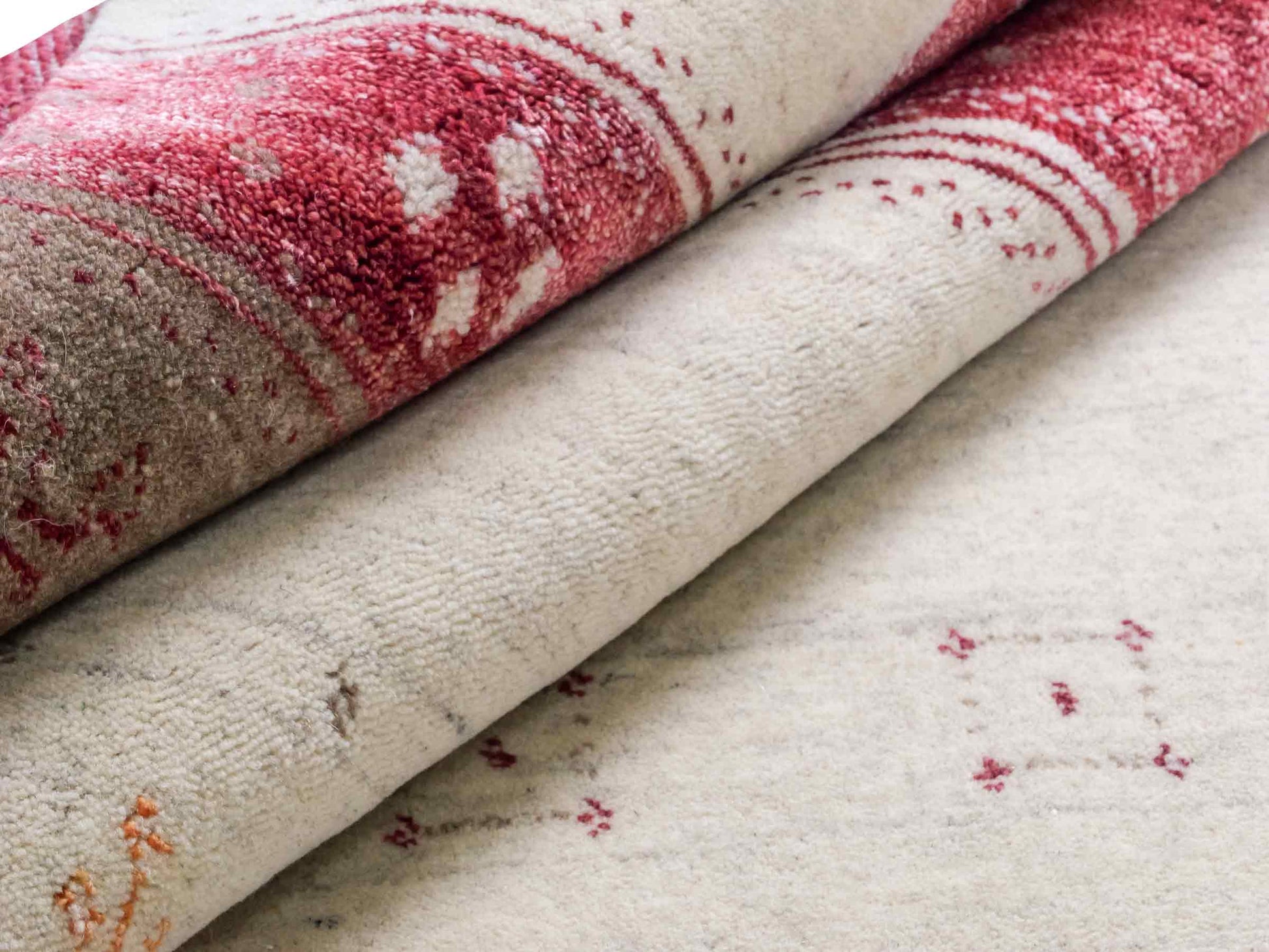 Moderner, Handloom Lori Gabbeh Orientteppich von Khademi aus Wolle mit Bambusseide, cremeweiß, beige, mehrfarbig. Nomaden-Design. Produziert in Indien. Größe: 240x175cm. Teppichnummer: KB4-1822. Verkauf durch Jupiter Intl.