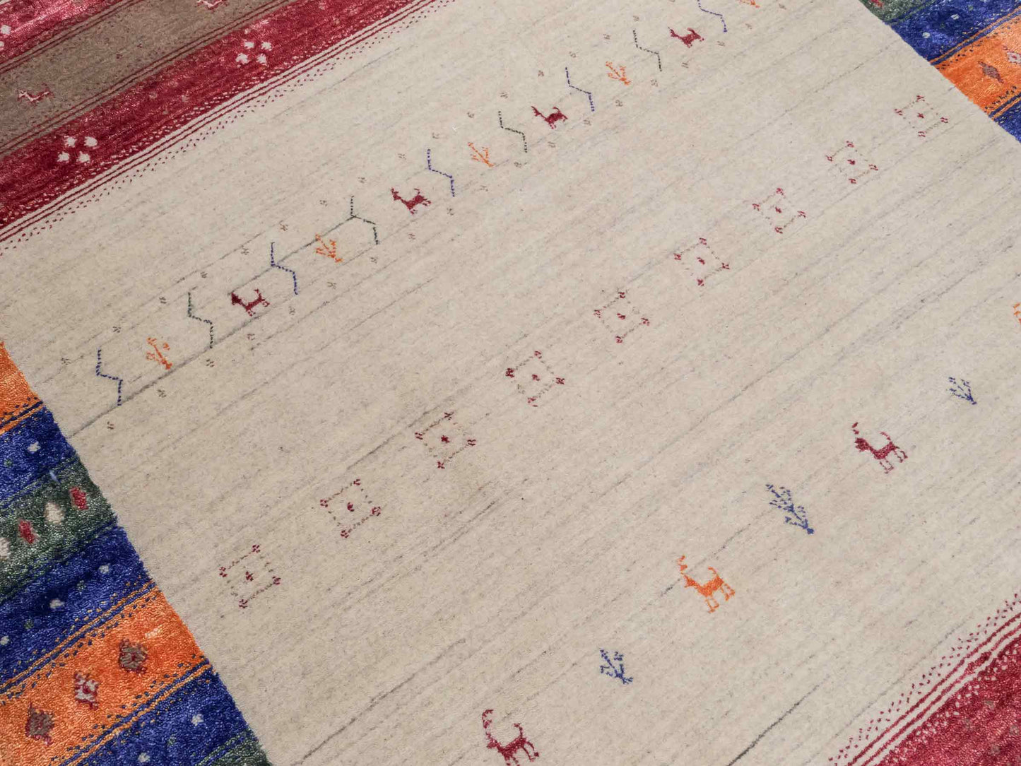 Moderner, Handloom Lori Gabbeh Orientteppich von Khademi aus Wolle mit Bambusseide, cremeweiß, beige, mehrfarbig. Nomaden-Design. Produziert in Indien. Größe: 240x175cm. Teppichnummer: KB4-1822. Verkauf durch Jupiter Intl.