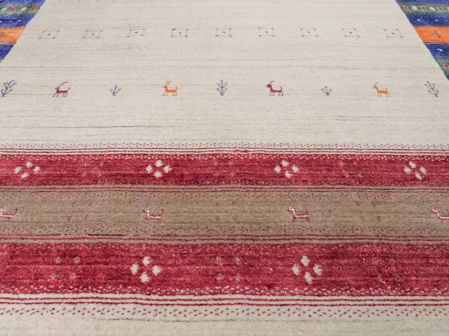 Moderner, Handloom Lori Gabbeh Orientteppich von Khademi aus Wolle mit Bambusseide, cremeweiß, beige, mehrfarbig. Nomaden-Design. Produziert in Indien. Größe: 240x175cm. Teppichnummer: KB4-1822. Verkauf durch Jupiter Intl.