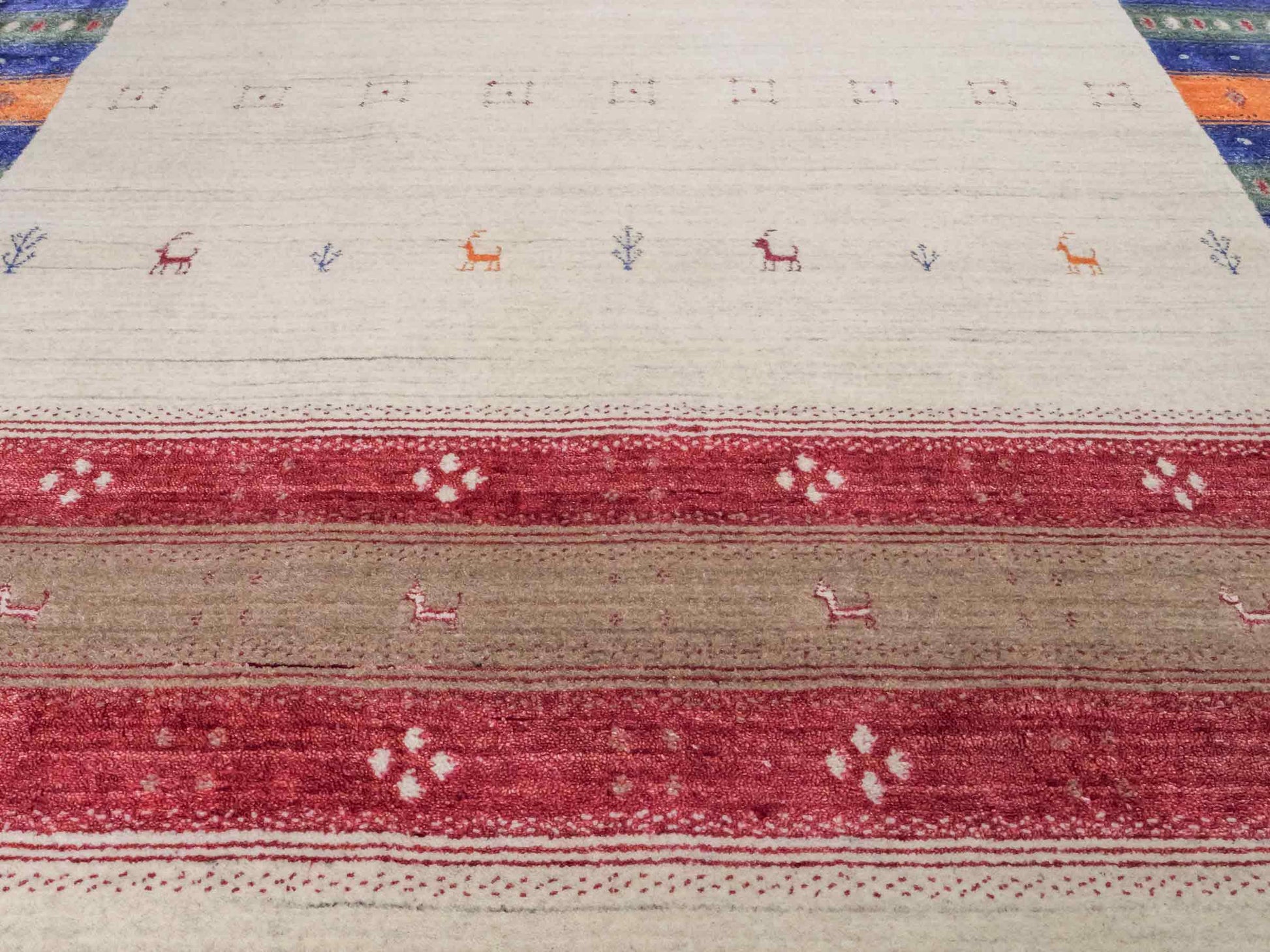 Moderner, Handloom Lori Gabbeh Orientteppich von Khademi aus Wolle mit Bambusseide, cremeweiß, beige, mehrfarbig. Nomaden-Design. Produziert in Indien. Größe: 240x175cm. Teppichnummer: KB4-1822. Verkauf durch Jupiter Intl.