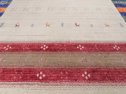 Moderner, Handloom Lori Gabbeh Orientteppich von Khademi aus Wolle mit Bambusseide, cremeweiß, beige, mehrfarbig. Nomaden-Design. Produziert in Indien. Größe: 240x175cm. Teppichnummer: KB4-1822. Verkauf durch Jupiter Intl.