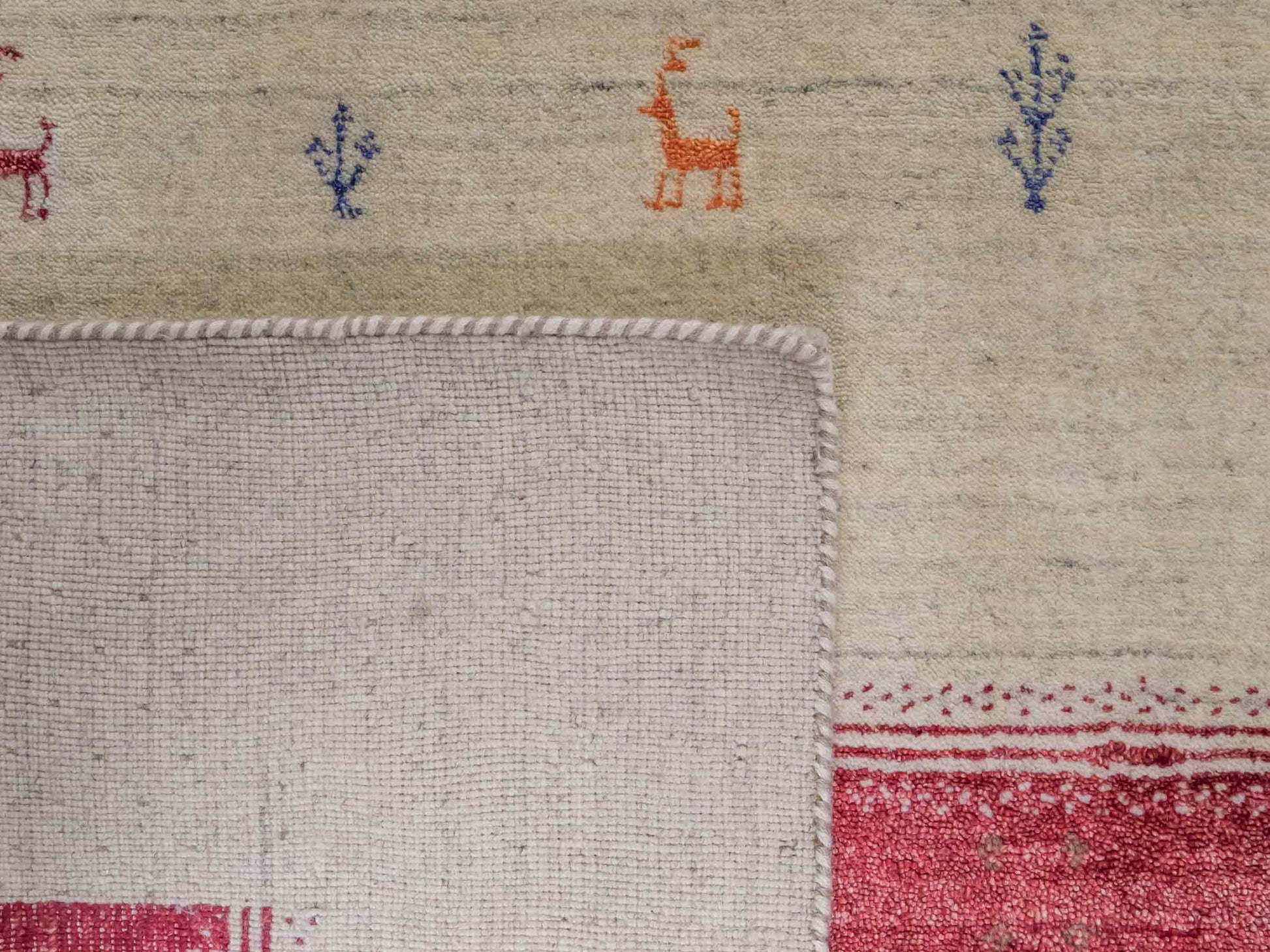 Moderner, Handloom Lori Gabbeh Orientteppich von Khademi aus Wolle mit Bambusseide, cremeweiß, beige, mehrfarbig. Nomaden-Design. Produziert in Indien. Größe: 240x175cm. Teppichnummer: KB4-1822. Verkauf durch Jupiter Intl.