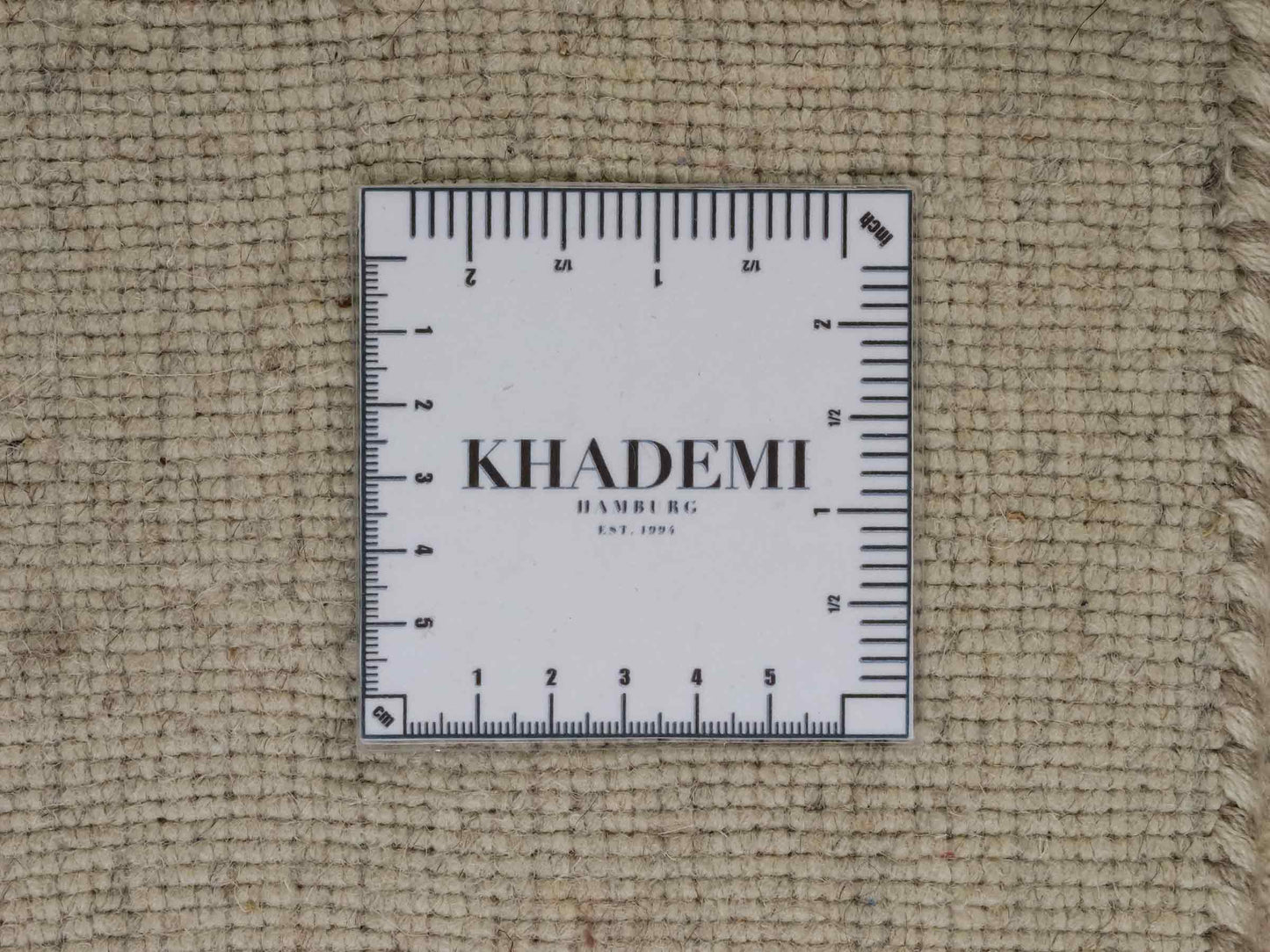 Moderner, Handloom Lori Gabbeh Orientteppich von Khademi aus Wolle mit Bambusseide, cremeweiß, beige, mehrfarbig. Nomaden-Design. Produziert in Indien. Größe: 240x175cm. Teppichnummer: KB4-1822. Verkauf durch Jupiter Intl.