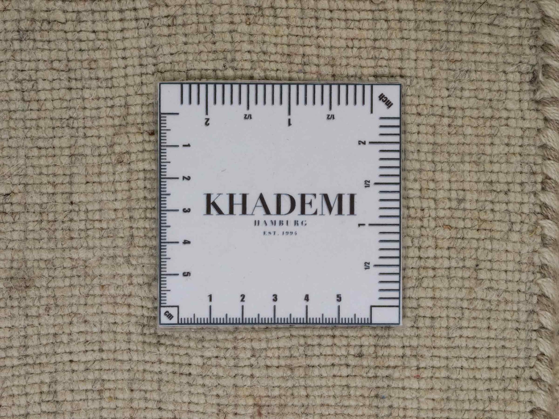 Moderner, Handloom Lori Gabbeh Orientteppich von Khademi aus Wolle mit Bambusseide, cremeweiß, beige, mehrfarbig. Nomaden-Design. Produziert in Indien. Größe: 240x175cm. Teppichnummer: KB4-1822. Verkauf durch Jupiter Intl.