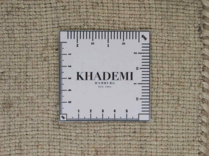 Moderner, Handloom Lori Gabbeh Orientteppich von Khademi aus Wolle mit Bambusseide, cremeweiß, beige, mehrfarbig. Nomaden-Design. Produziert in Indien. Größe: 240x175cm. Teppichnummer: KB4-1822. Verkauf durch Jupiter Intl.