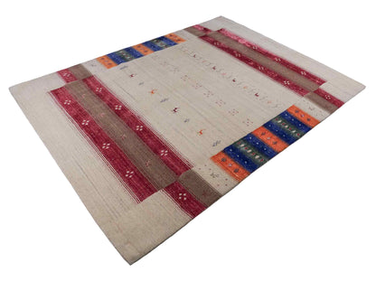 Moderner, Handloom Lori Gabbeh Orientteppich von Khademi aus Wolle mit Bambusseide, cremeweiß, beige, mehrfarbig. Nomaden-Design. Produziert in Indien. Größe: 240x175cm. Teppichnummer: KB4-1822. Verkauf durch Jupiter Intl.