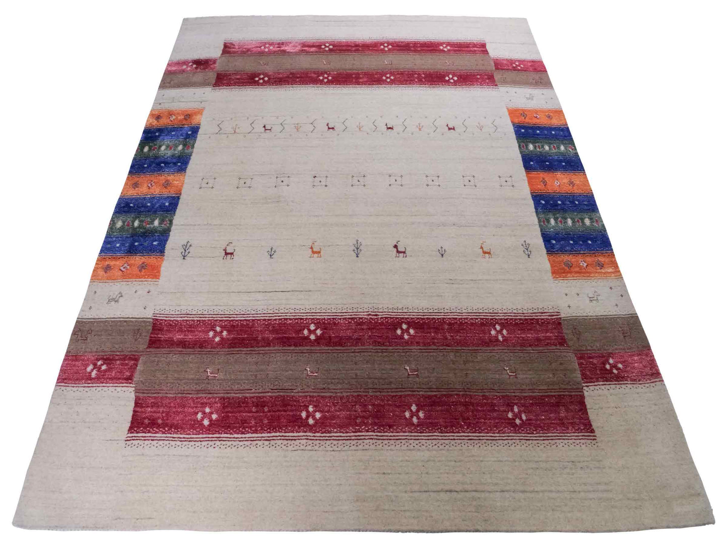 Moderner, Handloom Lori Gabbeh Orientteppich von Khademi aus Wolle mit Bambusseide, cremeweiß, beige, mehrfarbig. Nomaden-Design. Produziert in Indien. Größe: 240x175cm. Teppichnummer: KB4-1822. Verkauf durch Jupiter Intl.