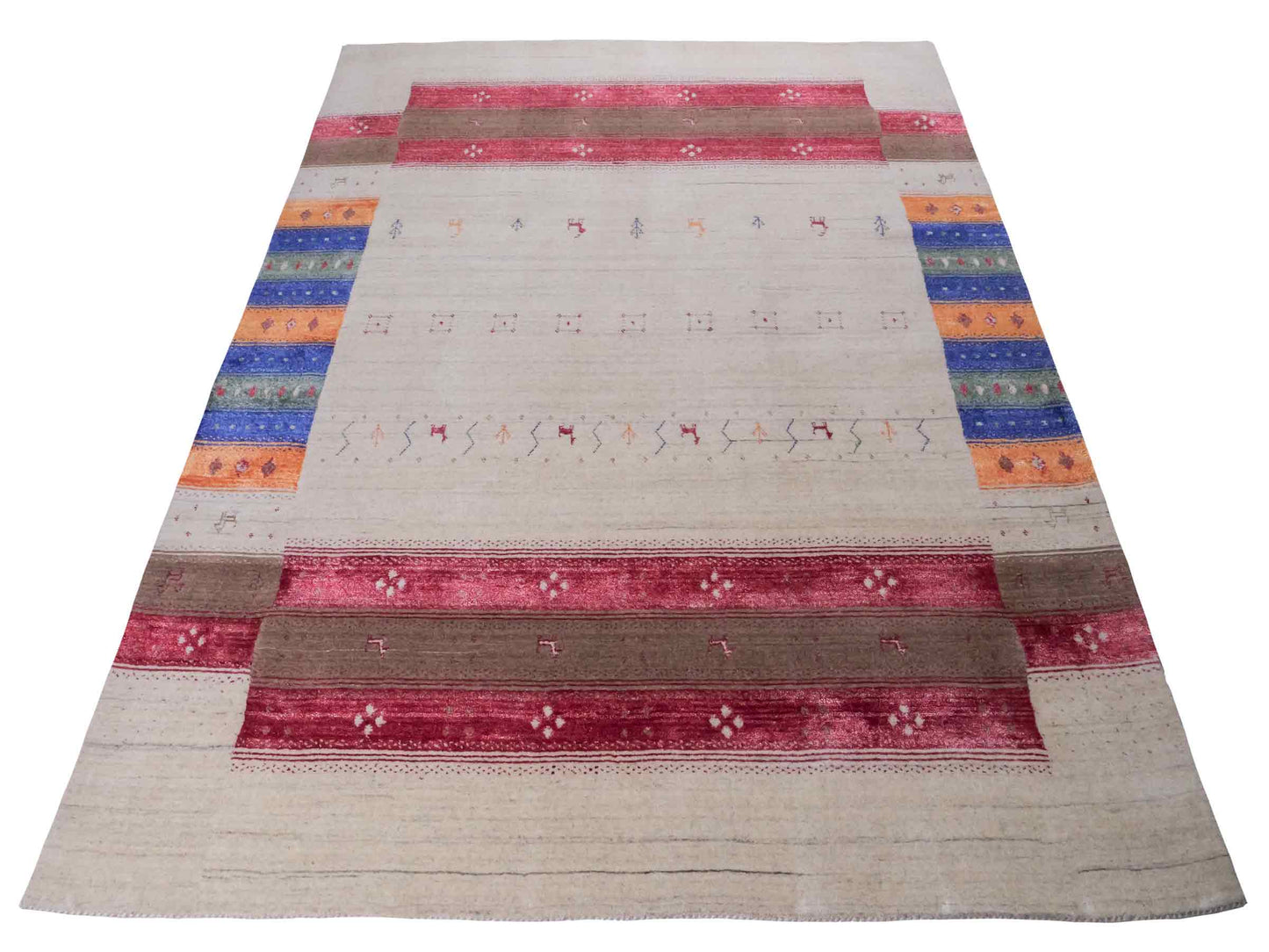 Moderner, Handloom Lori Gabbeh Orientteppich von Khademi aus Wolle mit Bambusseide, cremeweiß, beige, mehrfarbig. Nomaden-Design. Produziert in Indien. Größe: 240x175cm. Teppichnummer: KB4-1822. Verkauf durch Jupiter Intl.