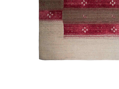 Moderner, Handloom Lori Gabbeh Orientteppich von Khademi aus Wolle mit Bambusseide, cremeweiß, beige, mehrfarbig. Nomaden-Design. Produziert in Indien. Größe: 240x175cm. Teppichnummer: KB4-1822. Verkauf durch Jupiter Intl.