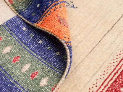 Moderner, Handloom Lori Gabbeh Orientteppich von Khademi aus Wolle mit Bambusseide, cremeweiß, beige, mehrfarbig. Nomaden-Design. Produziert in Indien. Größe: 240x175cm. Teppichnummer: KB4-1822. Verkauf durch Jupiter Intl.