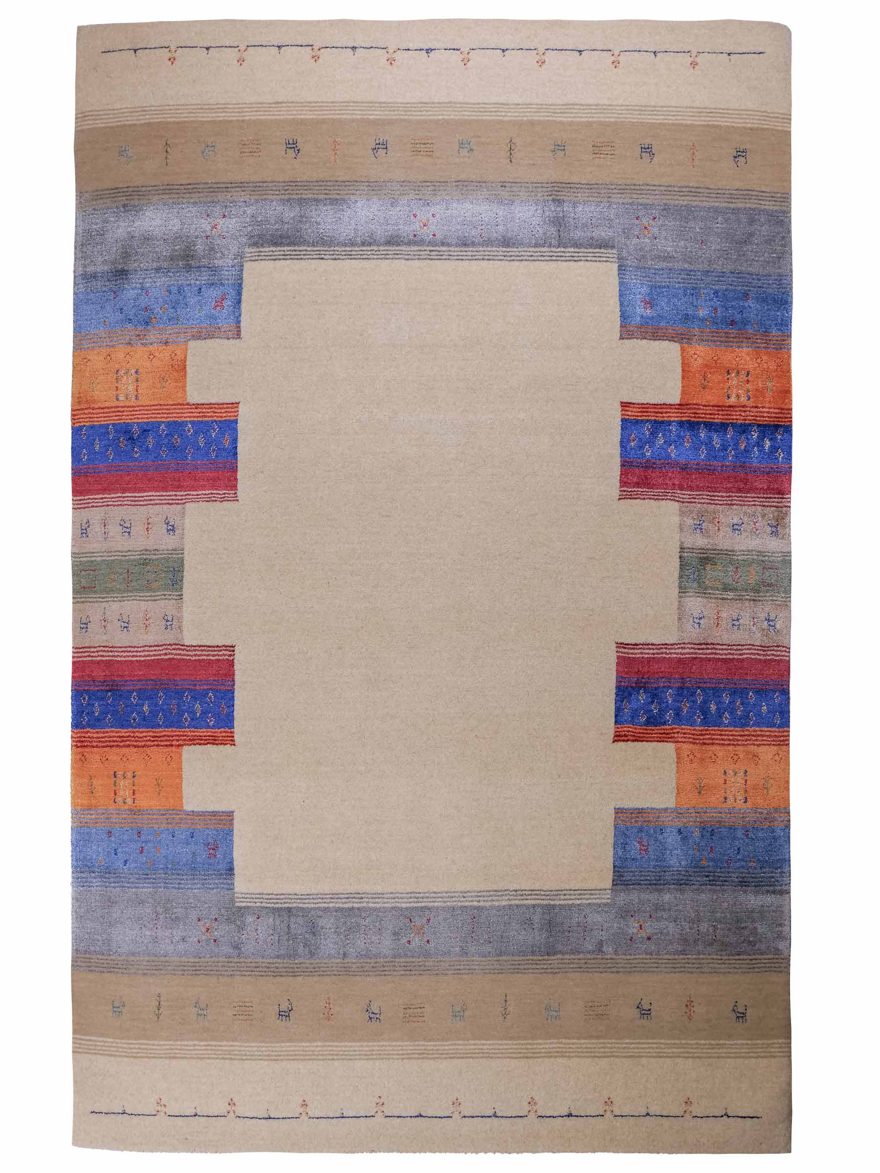 Moderner, Handloom Lori Gabbeh Orientteppich von Khademi aus Wolle mit Bambusseide, cremeweiß, beige, mehrfarbig. Nomaden-Design. Produziert in Indien. Größe: 241x169cm. Teppichnummer: KB4-1809. Verkauf durch Jupiter Intl.