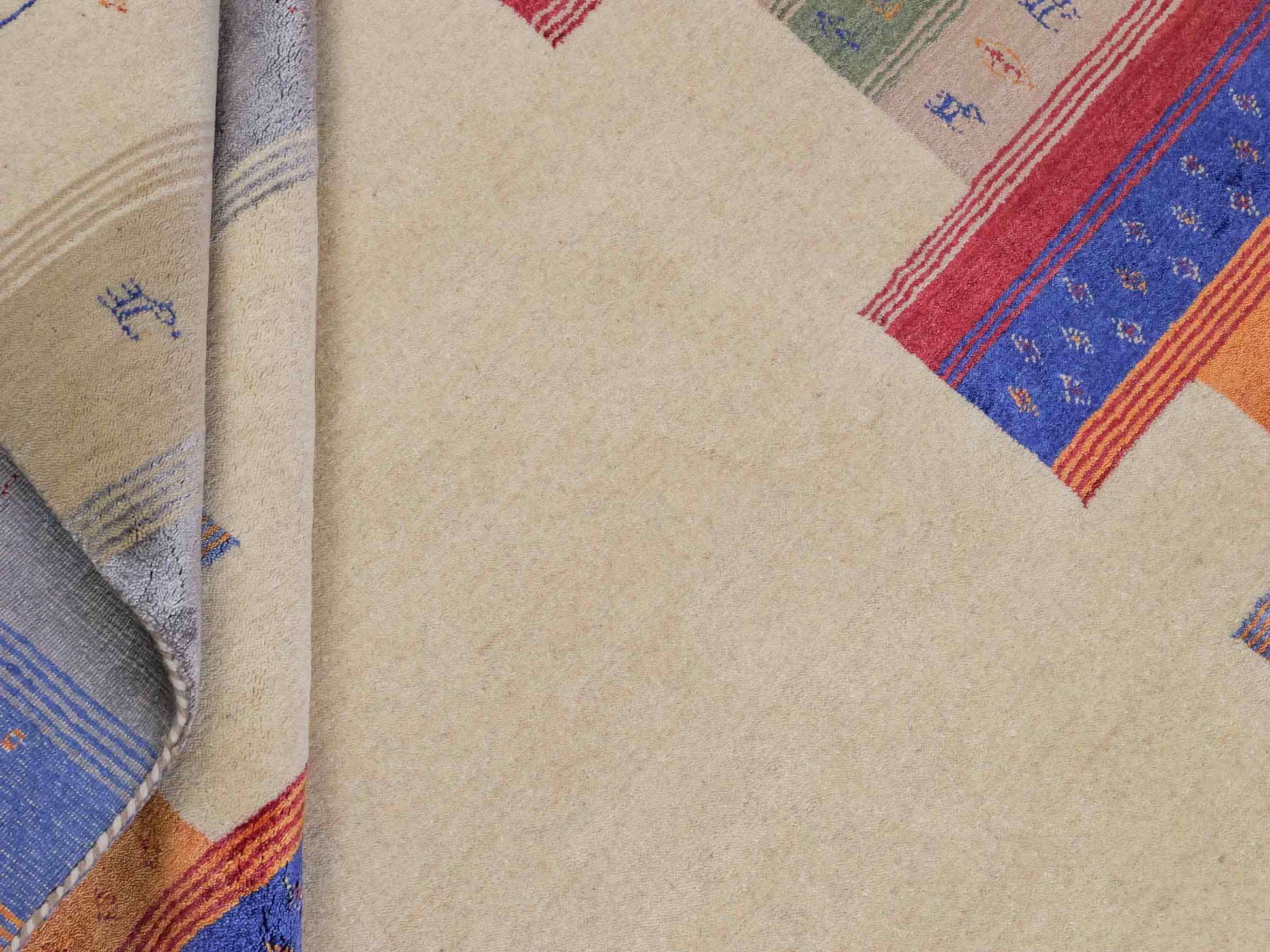 Moderner, Handloom Lori Gabbeh Orientteppich von Khademi aus Wolle mit Bambusseide, cremeweiß, beige, mehrfarbig. Nomaden-Design. Produziert in Indien. Größe: 241x169cm. Teppichnummer: KB4-1809. Verkauf durch Jupiter Intl.