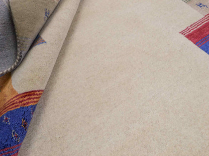 Moderner, Handloom Lori Gabbeh Orientteppich von Khademi aus Wolle mit Bambusseide, cremeweiß, beige, mehrfarbig. Nomaden-Design. Produziert in Indien. Größe: 241x169cm. Teppichnummer: KB4-1809. Verkauf durch Jupiter Intl.