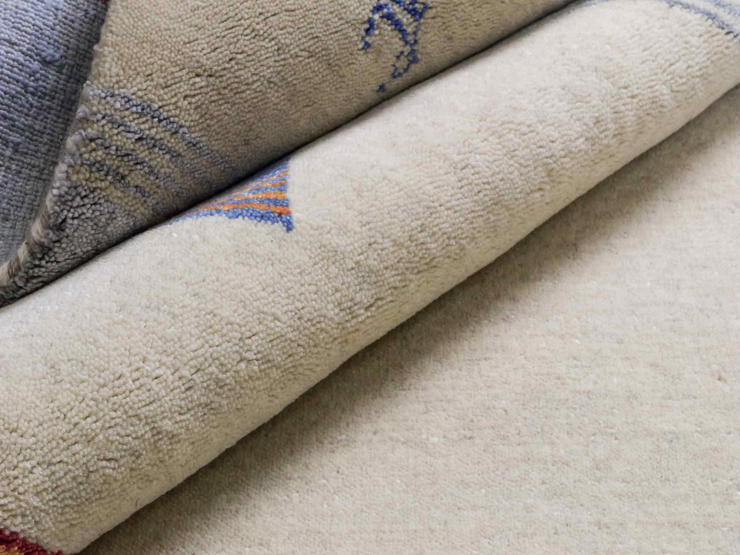 Moderner, Handloom Lori Gabbeh Orientteppich von Khademi aus Wolle mit Bambusseide, cremeweiß, beige, mehrfarbig. Nomaden-Design. Produziert in Indien. Größe: 241x169cm. Teppichnummer: KB4-1809. Verkauf durch Jupiter Intl.