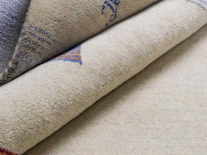 Moderner, Handloom Lori Gabbeh Orientteppich von Khademi aus Wolle mit Bambusseide, cremeweiß, beige, mehrfarbig. Nomaden-Design. Produziert in Indien. Größe: 241x169cm. Teppichnummer: KB4-1809. Verkauf durch Jupiter Intl.