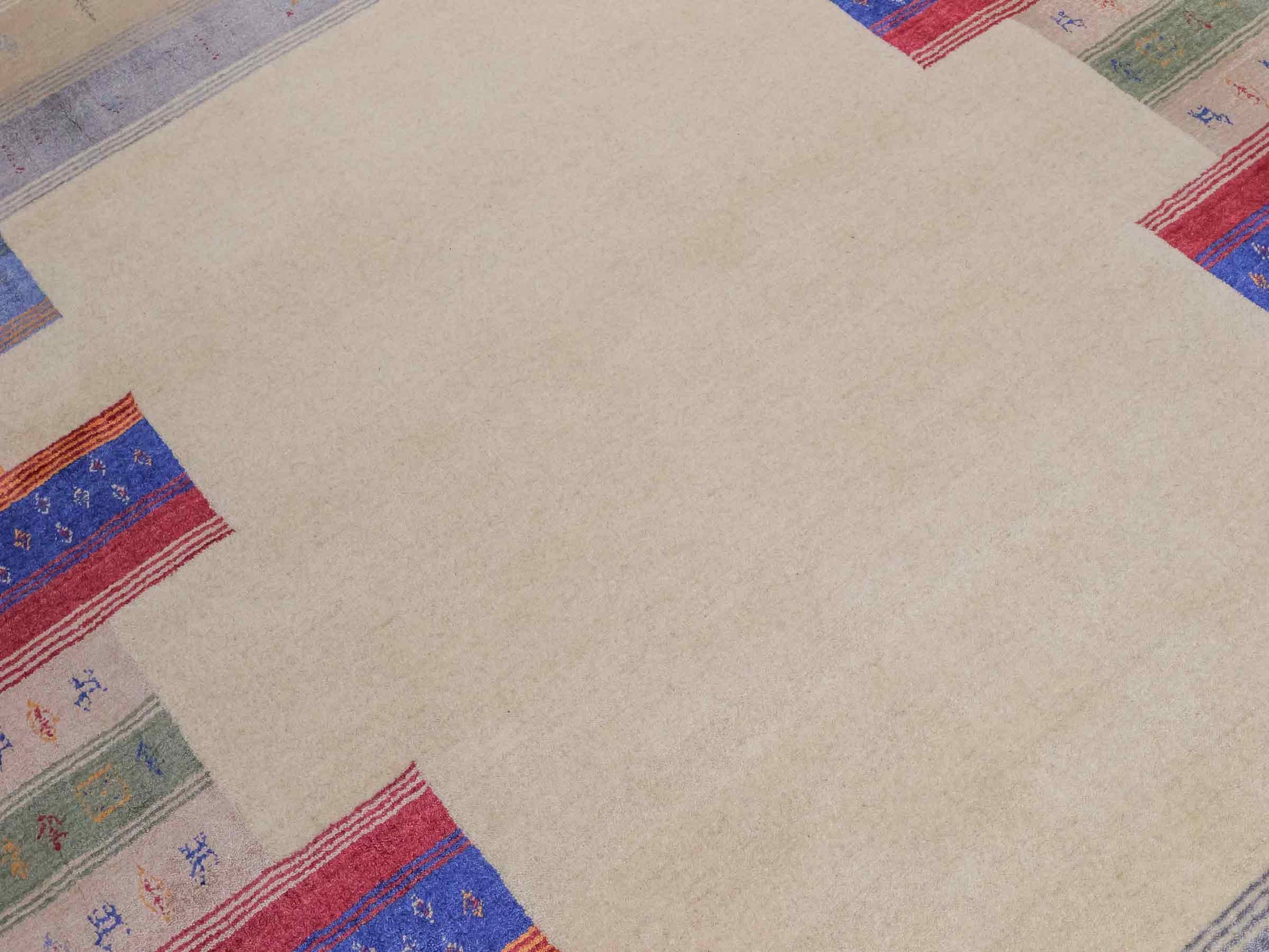 Moderner, Handloom Lori Gabbeh Orientteppich von Khademi aus Wolle mit Bambusseide, cremeweiß, beige, mehrfarbig. Nomaden-Design. Produziert in Indien. Größe: 241x169cm. Teppichnummer: KB4-1809. Verkauf durch Jupiter Intl.