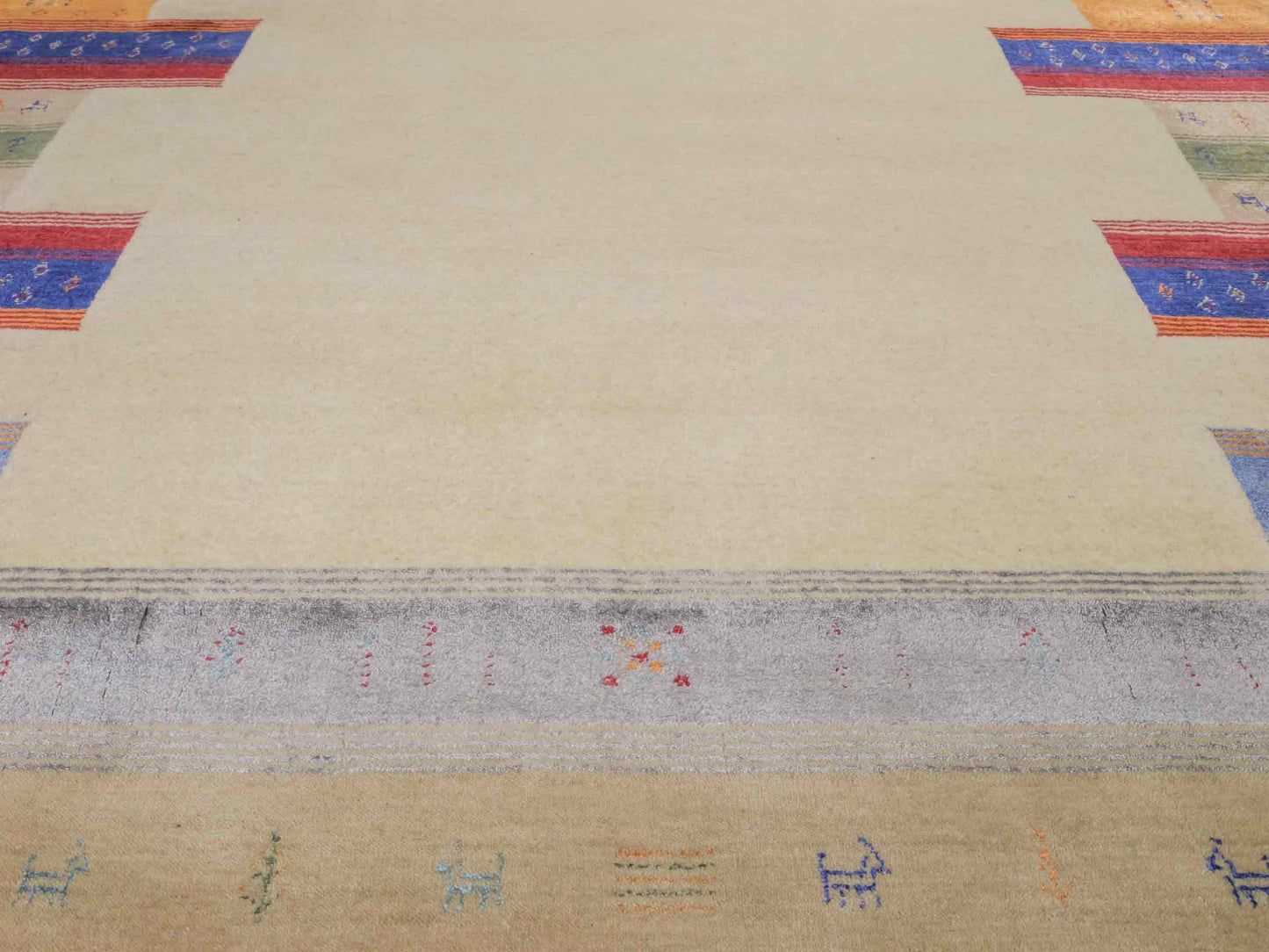 Moderner, Handloom Lori Gabbeh Orientteppich von Khademi aus Wolle mit Bambusseide, cremeweiß, beige, mehrfarbig. Nomaden-Design. Produziert in Indien. Größe: 241x169cm. Teppichnummer: KB4-1809. Verkauf durch Jupiter Intl.