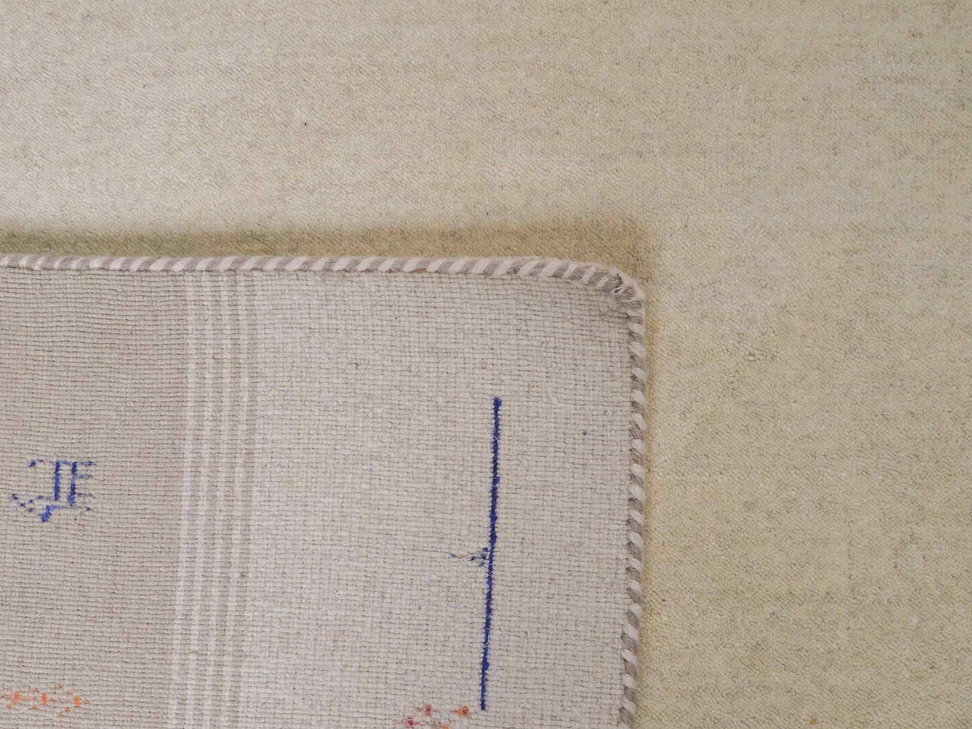 Moderner, Handloom Lori Gabbeh Orientteppich von Khademi aus Wolle mit Bambusseide, cremeweiß, beige, mehrfarbig. Nomaden-Design. Produziert in Indien. Größe: 241x169cm. Teppichnummer: KB4-1809. Verkauf durch Jupiter Intl.