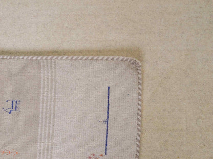 Moderner, Handloom Lori Gabbeh Orientteppich von Khademi aus Wolle mit Bambusseide, cremeweiß, beige, mehrfarbig. Nomaden-Design. Produziert in Indien. Größe: 241x169cm. Teppichnummer: KB4-1809. Verkauf durch Jupiter Intl.