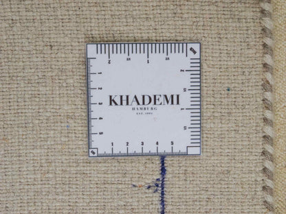 Moderner, Handloom Lori Gabbeh Orientteppich von Khademi aus Wolle mit Bambusseide, cremeweiß, beige, mehrfarbig. Nomaden-Design. Produziert in Indien. Größe: 241x169cm. Teppichnummer: KB4-1809. Verkauf durch Jupiter Intl.